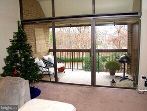 1625 Parkcrest Cir in Reston, VA - Building Photo - Building Photo