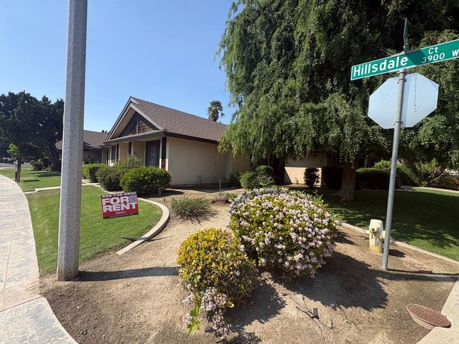 3922-3926 W Hillsdale Ct in Visalia, CA - Building Photo - Building Photo