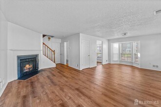 194 Darwin Ln in North Brunswick, NJ - Building Photo - Building Photo