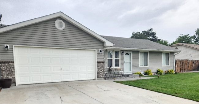 property at 875 Aspen Pl