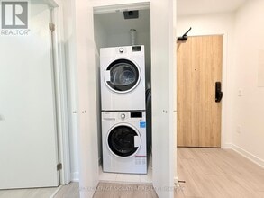 1 Fairview Rd E in Mississauga, ON - Building Photo - Building Photo