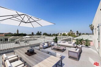 4826 Franklin Ave in Los Angeles, CA - Building Photo - Building Photo