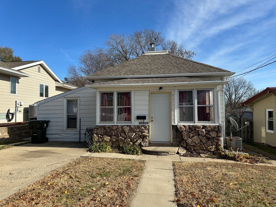 2408 S Oleander St in Sioux City, IA - Foto de edificio