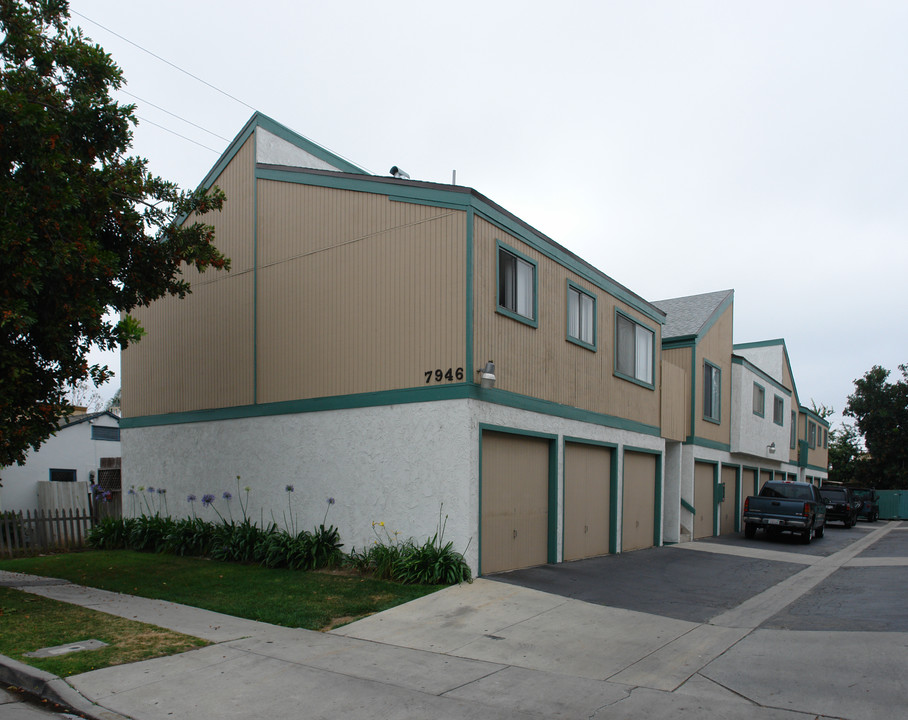 7946 Aldrich Ave in Huntington Beach, CA - Building Photo