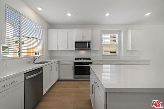 27578 Sanctuary Ct, Unit 336W in Valencia, CA - Building Photo - Building Photo