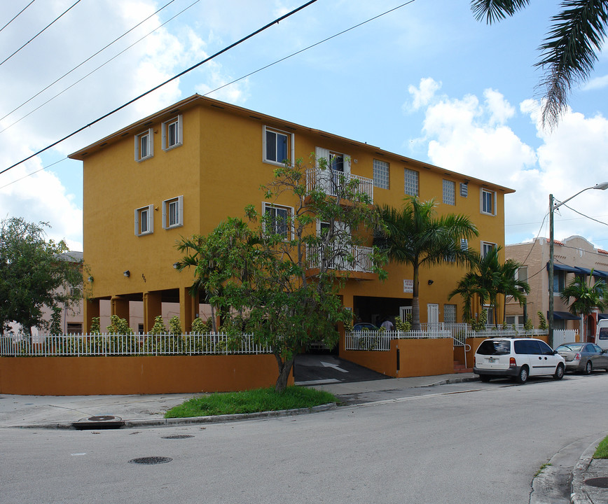 880 SW 3rd St in Miami, FL - Building Photo