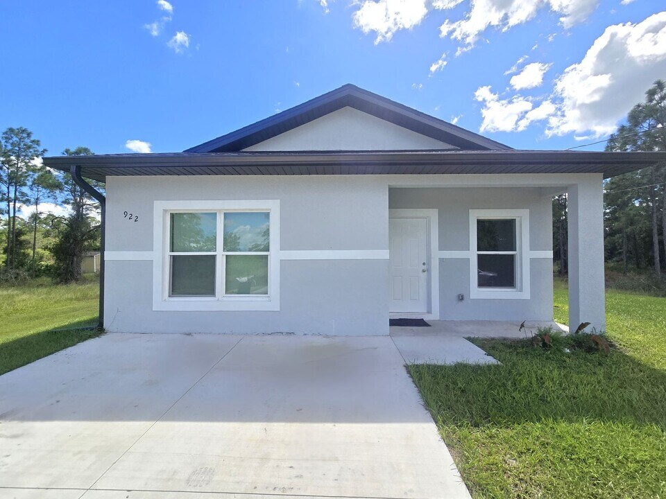 922 Barcelona St E in Lehigh Acres, FL - Building Photo