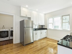 136 Huron Ave in Cambridge, MA - Foto de edificio - Building Photo