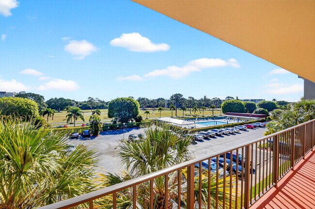 3661 Via Poinciana in Greenacres, FL - Foto de edificio - Building Photo