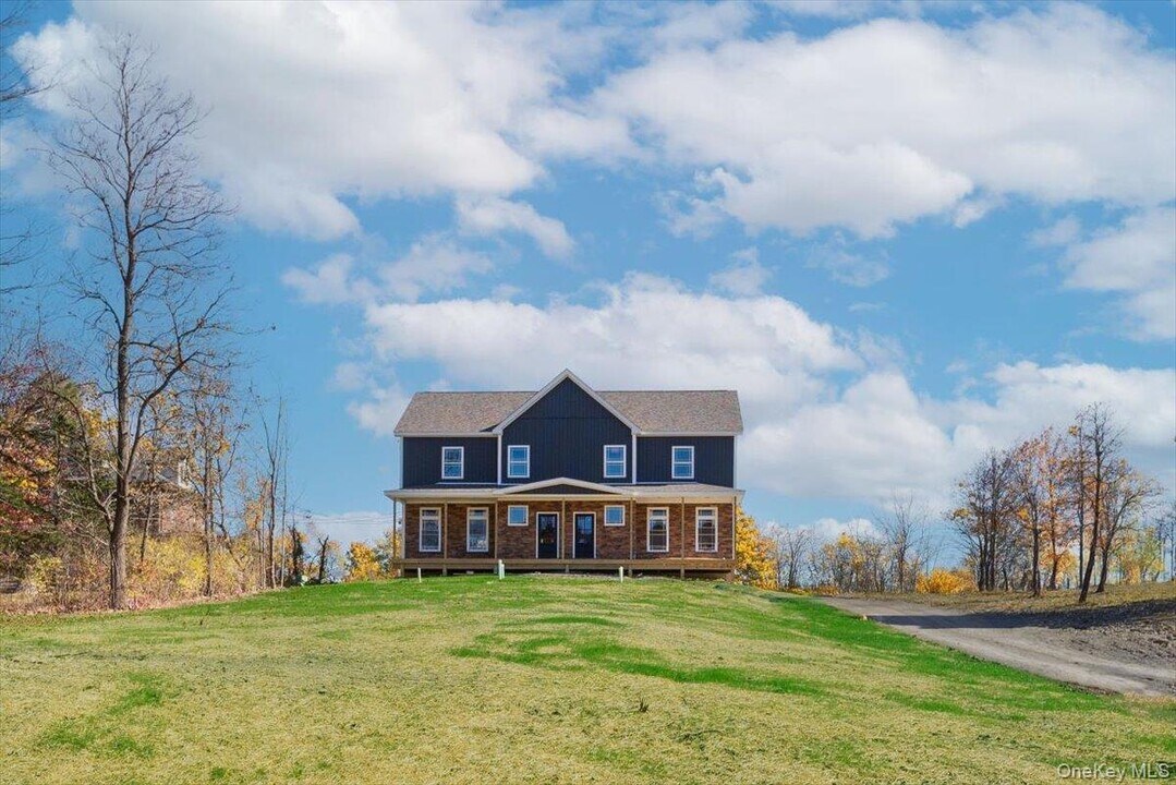104 North Rd in Highland, NY - Building Photo