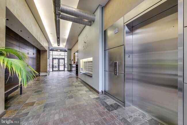520 John Carlyle St in Alexandria, VA - Building Photo - Building Photo