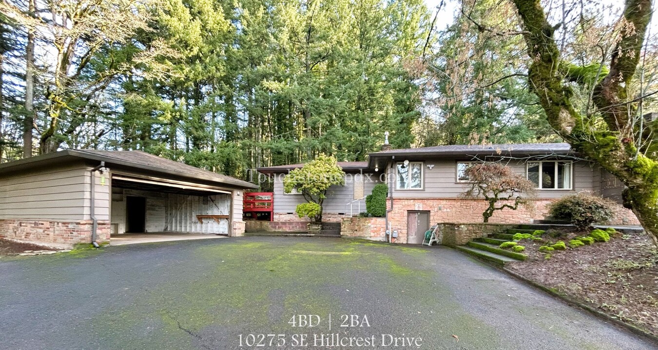 10275 SE Hillcrest Dr in Happy Valley, OR - Building Photo