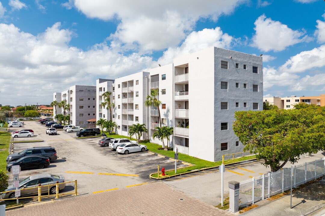 8075 NW 7th St in Miami, FL - Building Photo