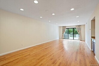 90 Foxwood Dr in Jericho, NY - Building Photo - Building Photo