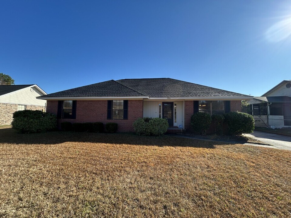 951 Gulfstream Rd in Hinesville, GA - Building Photo