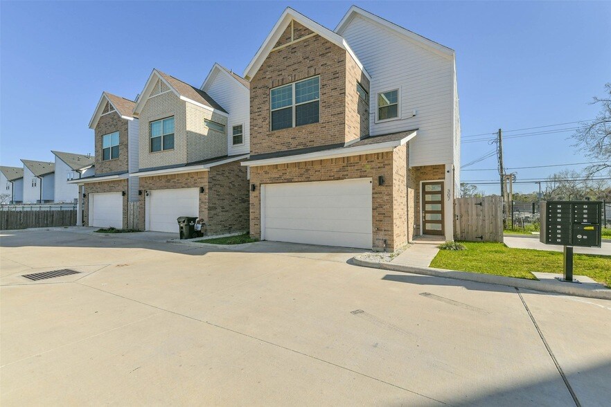 308 Queen Sude Ln in Houston, TX - Foto de edificio