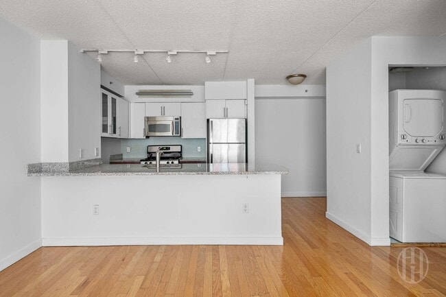 555 W 23rd St in New York, NY - Building Photo - Building Photo