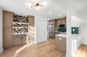 2069 N Larrabee St in Chicago, IL - Building Photo - Building Photo