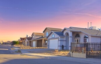 Desert Breeze Apartments in El Paso, TX - Foto de edificio - Building Photo