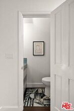 202 San Vicente Blvd in Santa Monica, CA - Foto de edificio - Building Photo