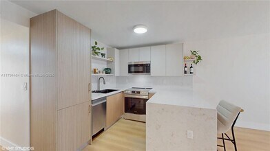 1666 West Ave, Unit 305 in Miami Beach, FL - Building Photo - Building Photo