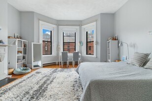 335 Beacon St, Unit 8 in Boston, MA - Building Photo