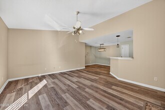 13727 Richmond Park Dr N in Jacksonville, FL - Building Photo - Building Photo