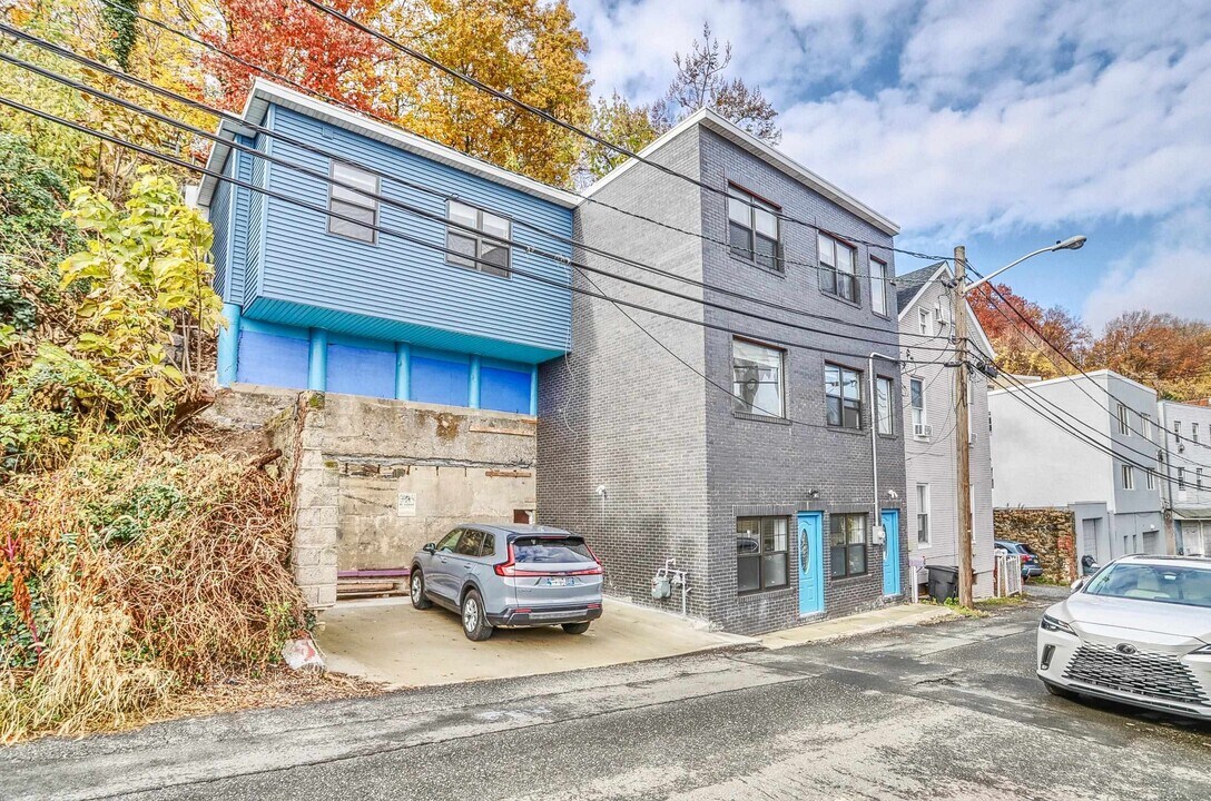 9017 Riverside Pl in North Bergen, NJ - Building Photo