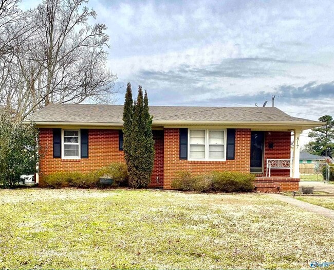 817 Chambers Dr NE