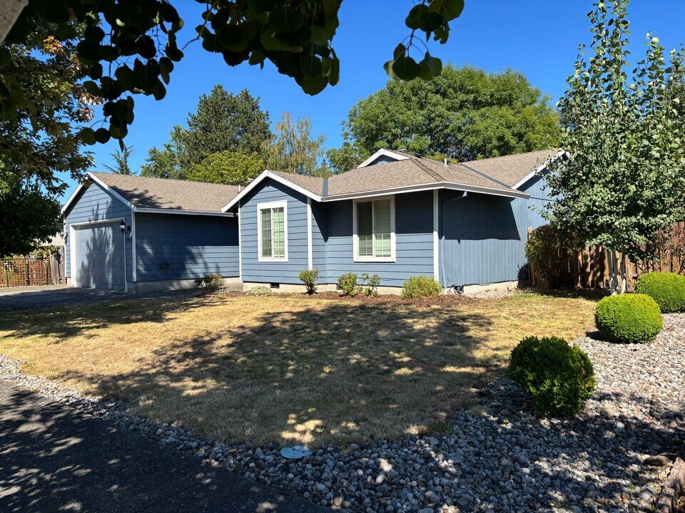 2216 SE Lewellyn Ave in Troutdale, OR - Building Photo