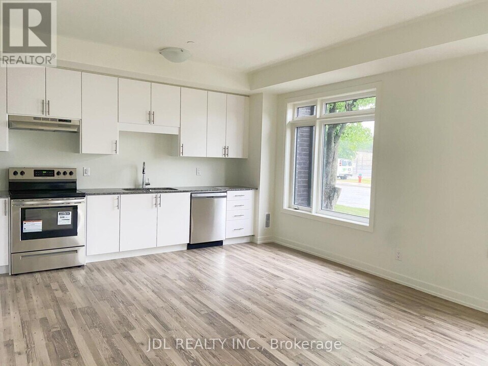 370 A-370A Red Maple Rd in Richmond Hill, ON - Building Photo