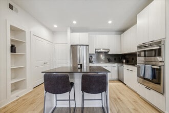 2137 Pelham Dr in Houston, TX - Building Photo - Building Photo