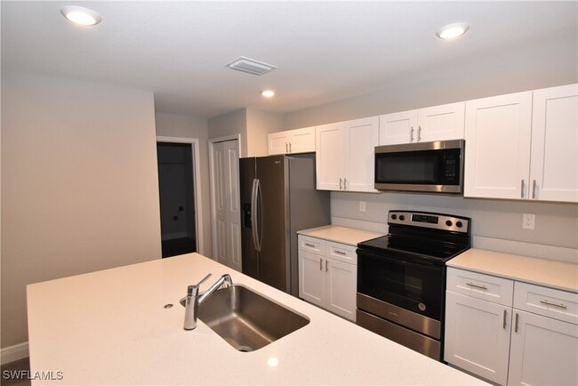 4513 Rhapsody Ave in North Port, FL - Foto de edificio - Building Photo