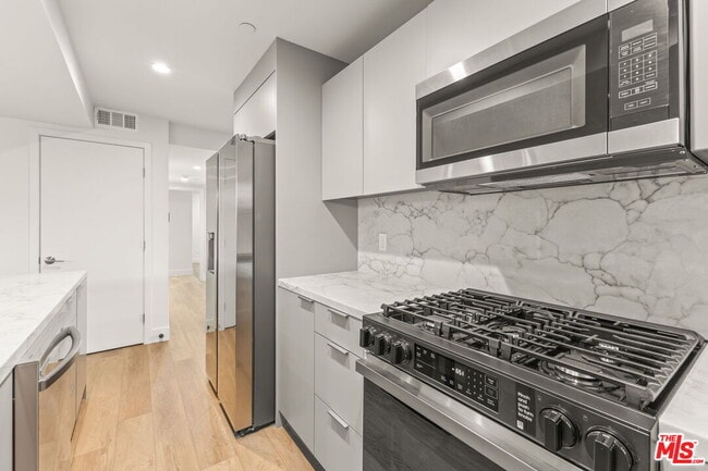 1750 N Van Ness Ave in Los Angeles, CA - Building Photo - Building Photo