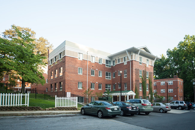 104 Schuyler Rd in Silver Spring, MD - Foto de edificio - Building Photo