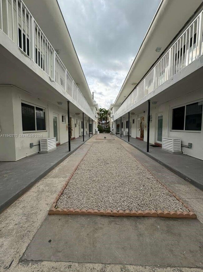 6890 Abbott Ave in Miami Beach, FL - Building Photo - Building Photo