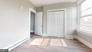2542 N 33rd St, Unit 3 in Philadelphia, PA - Foto de edificio - Building Photo