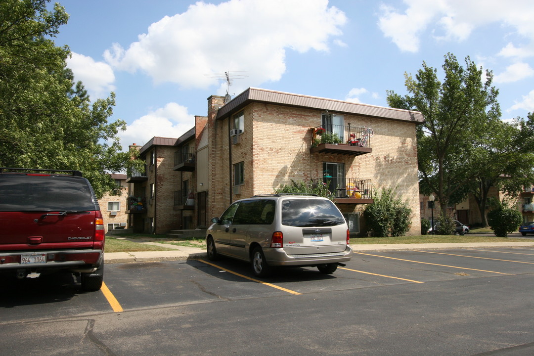 1706 W Victoria Ln in Mount Prospect, IL - Building Photo