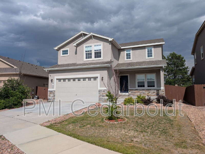 8199 Burl Wood Dr in Colorado Springs, CO - Foto de edificio
