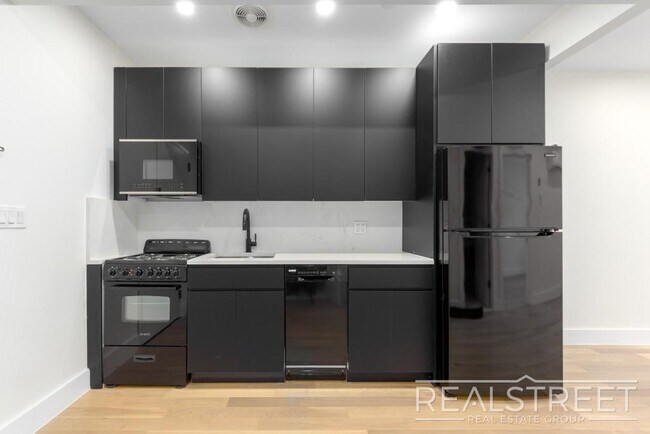 Brand New Penthouse 2 Bed 2 Bath in Bed St