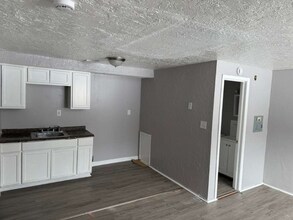 15112 Euclid Ave, Unit 206 in East Cleveland, OH - Foto de edificio - Building Photo