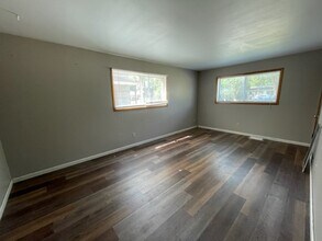 309 Myrtle Ave, Unit #2 in Iowa City, IA - Building Photo - Building Photo