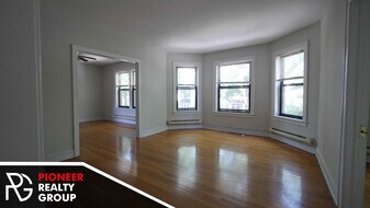 1129 W Oakdale Ave, Unit 1117-1A in Chicago, IL - Building Photo