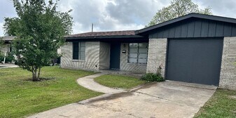 5917 Lucille Dr in Corpus Christi, TX - Building Photo