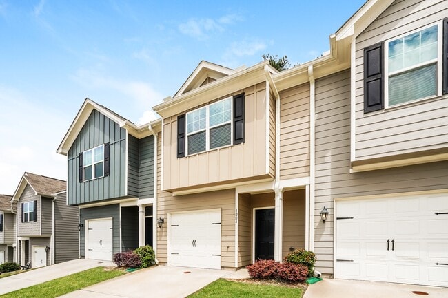 1010 Highwood Ln in East Point, GA - Building Photo - Building Photo