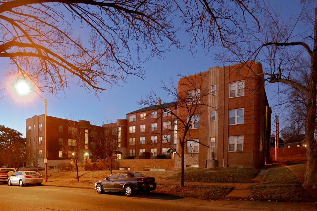 Devonshire Courtyard Apartments in St. Louis, MO - Foto de edificio