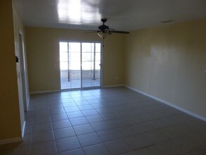 1700 Mountain View Ave in Oceanside, CA - Foto de edificio - Building Photo