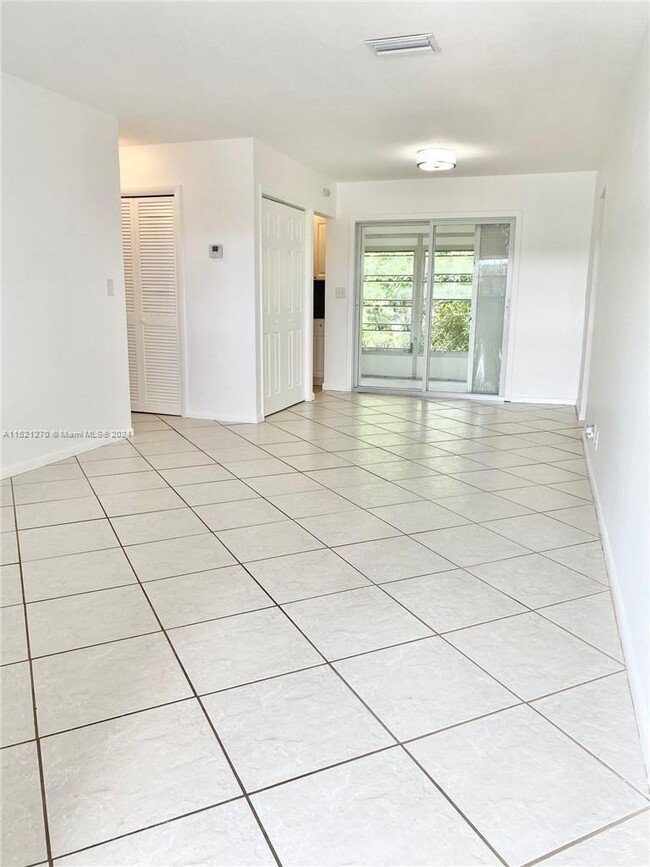 2700 Riverside Dr in Coral Springs, FL - Building Photo - Building Photo