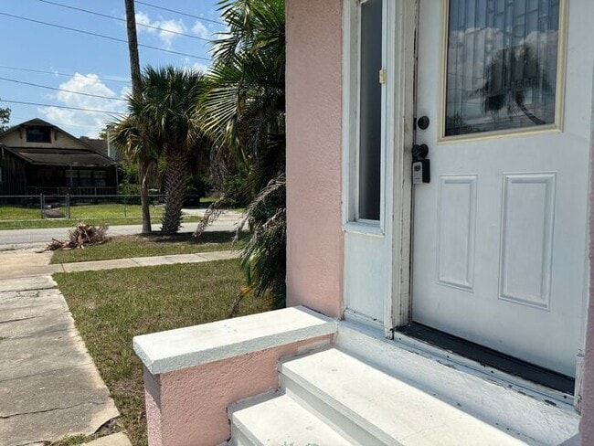 907 Live Oak St in New Smyrna Beach, FL - Building Photo - Building Photo