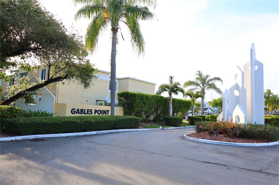 6845 SW 45th Ln in Miami, FL - Building Photo